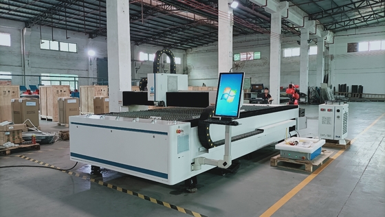Máquina de corte a laser de fibra de CNC 3015