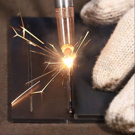 Máquina de soldadura a laser portátil para garrafas de água e lavatórios de placas metálicas 1000W 1500W 2000W