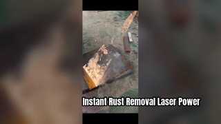 Vídeo de uma máquina de limpeza a laser removendo ferrugem